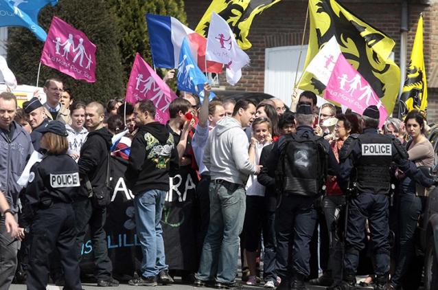 Image - Valeurs Actuelles titre : « Manif pour tous : le Défenseur des droits condamne les violences policières »