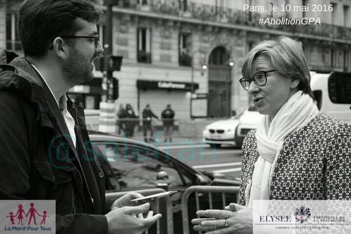 Image - Vidéo – Albéric Dumont remet une lettre à la Chef de Cabinet de François Hollande