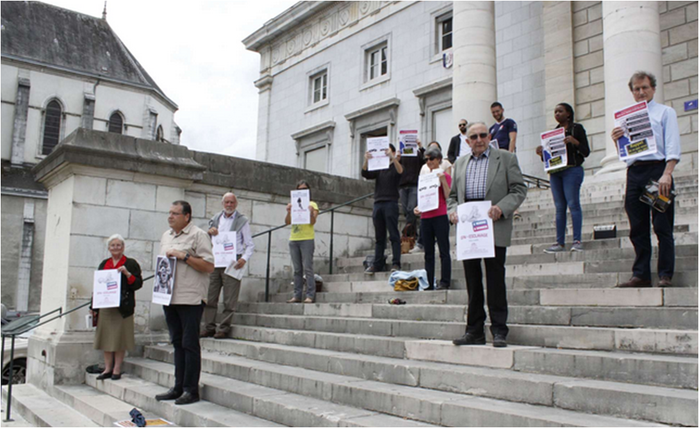 Image - PAU – La République Des Pyrénées : « Gestation pour autrui : des « sentinelles » sur les marches du palais de justice de Pau »