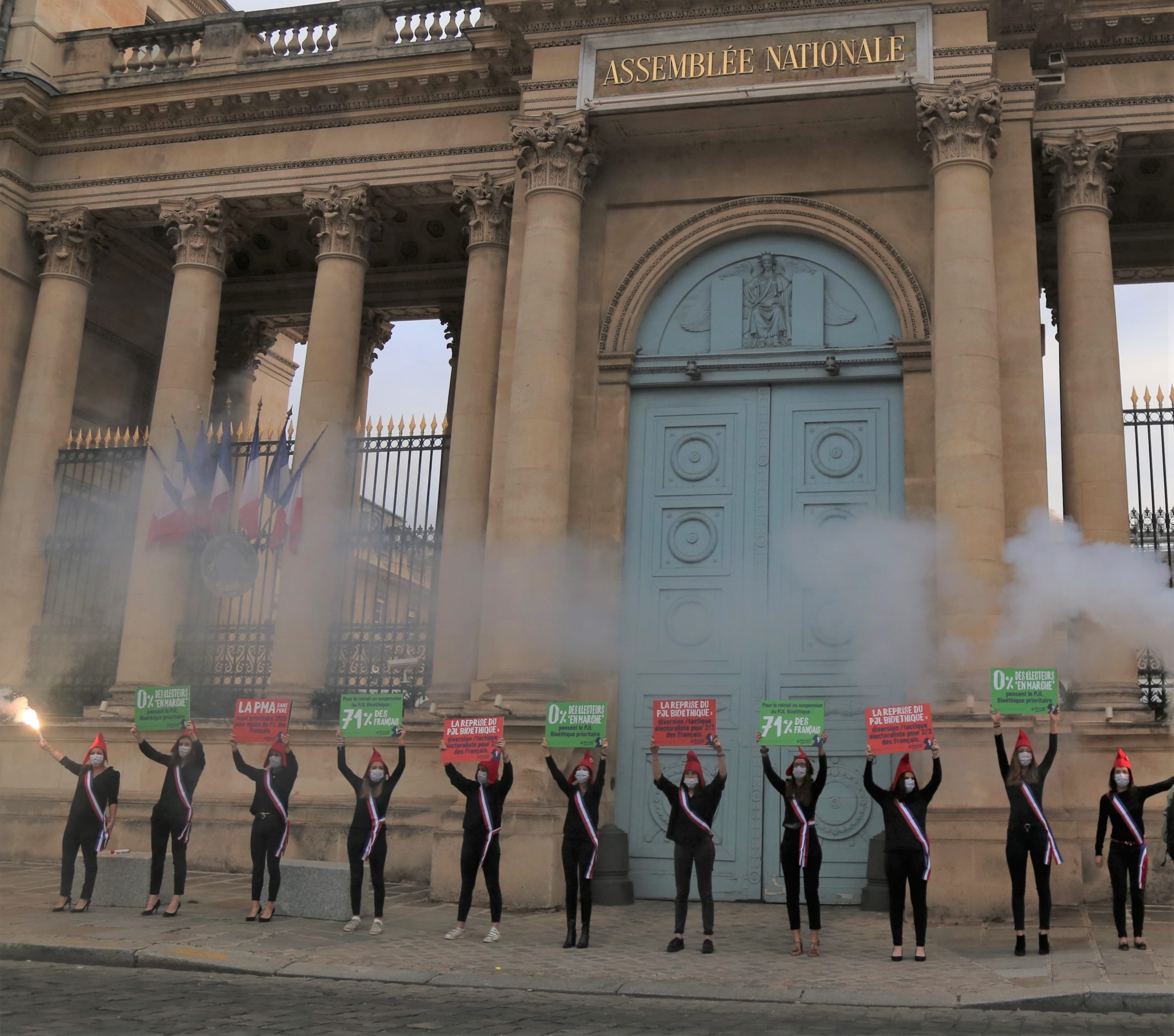 Image - Bioéthique : le gouvernement tente de passer en catimini, Marchons Enfants réplique devant l’Assemblée Nationale.