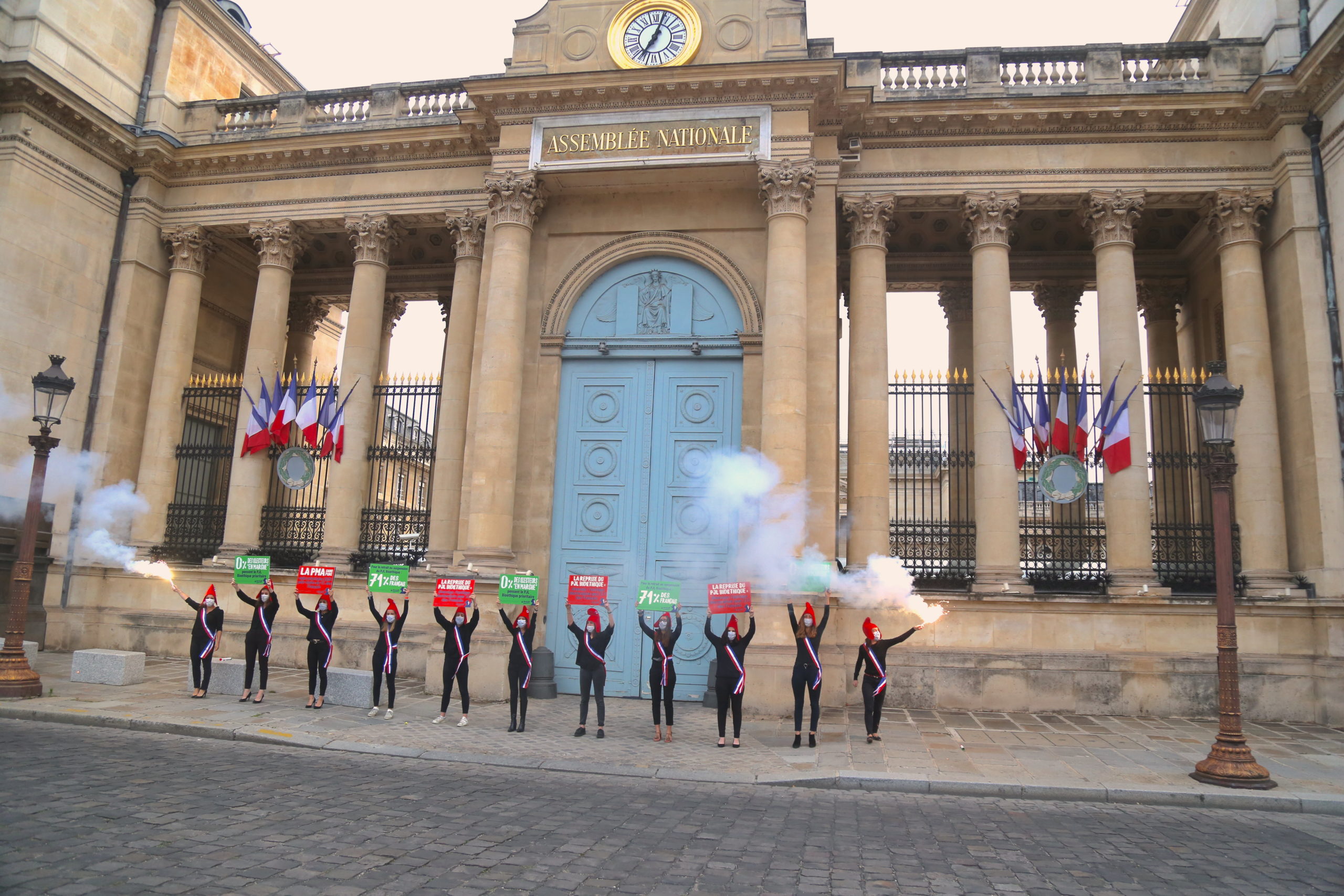 Image - 30 juin 2020 : Opération Mariannes devant l’Assemblée Nationale